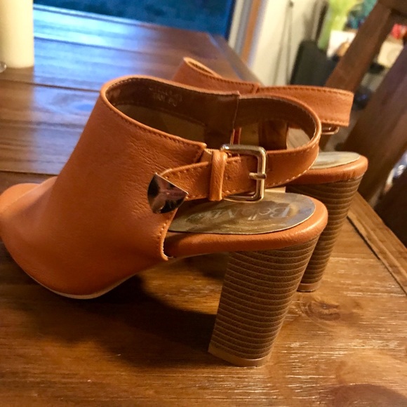 Tan Leather Peep Toe sling back heels - Size 6.5! - Picture 2 of 8